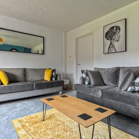 Rookwood House - Spacious With Free Parking - Short Leeds Holiday home *