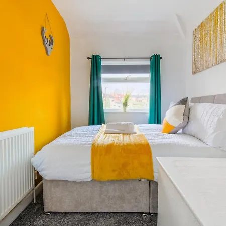 Rookwood House - Spacious With Free Parking - Short Leeds Holiday home *