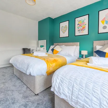Rookwood House - Spacious With Free Parking - Short Leeds Holiday home *