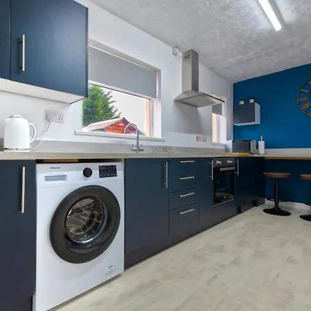 Rookwood House - Spacious With Free Parking - Short Leeds