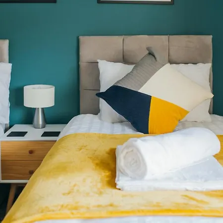 Rookwood House - Spacious With Free Parking - Short Leeds Holiday home *