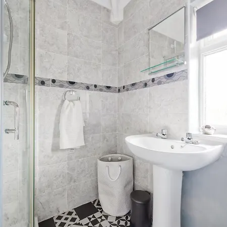 Holiday home Rookwood House - Spacious With Free Parking - Short Leeds *