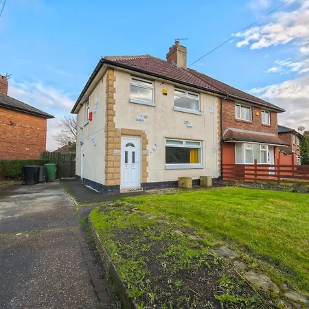 Rookwood House - Spacious With Free Parking - Short Leeds Holiday home *