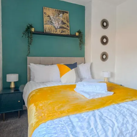 Rookwood House - Spacious With Free Parking - Short Leeds Holiday home Leeds (West Yorkshire)