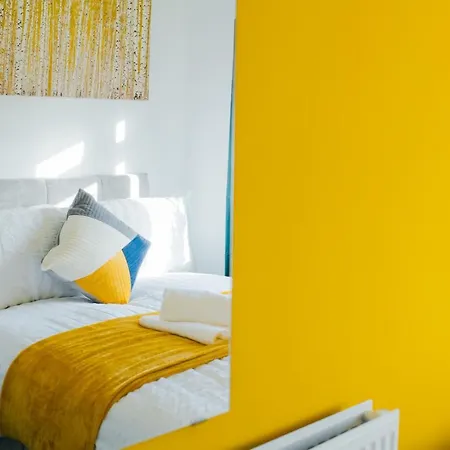 Rookwood House - Spacious With Free Parking - Short Leeds Holiday home