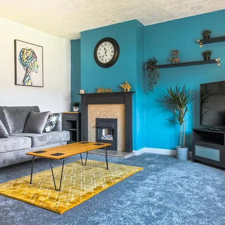 Holiday home Rookwood House - Spacious With Free Parking - Short