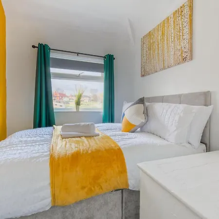 Rookwood House - Spacious With Free Parking - Short Leeds (West Yorkshire)