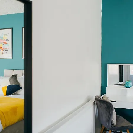 Rookwood House - Spacious With Free Parking - Short Leeds (West Yorkshire)