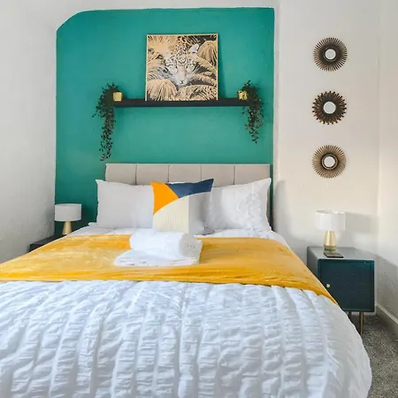 Semesterbostad Rookwood House - Spacious With Free Parking - Short