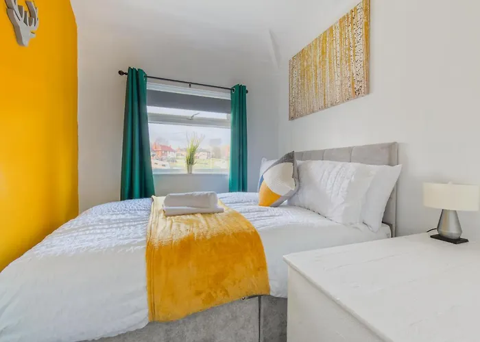 Rookwood House - Spacious With Free Parking - Short Leeds (West Yorkshire)