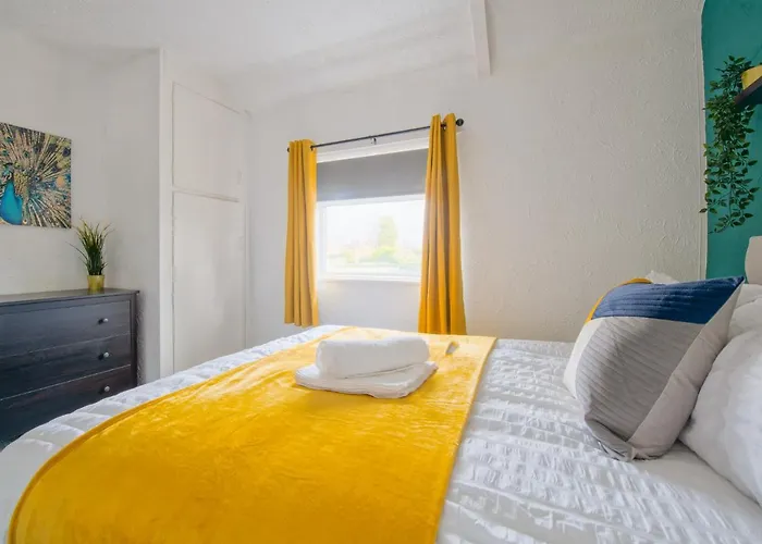 Rookwood House - Spacious With Free Parking - Short Leeds (West Yorkshire)