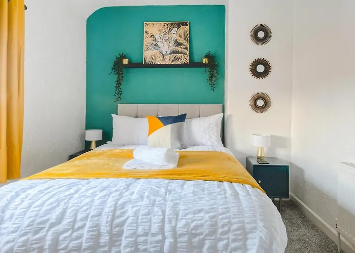 Semesterbostad Rookwood House - Spacious With Free Parking - Short