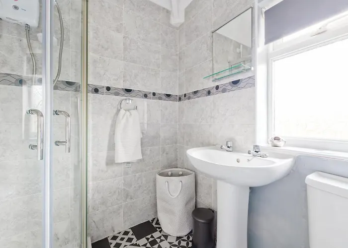 Semesterbostad Rookwood House - Spacious With Free Parking - Short *