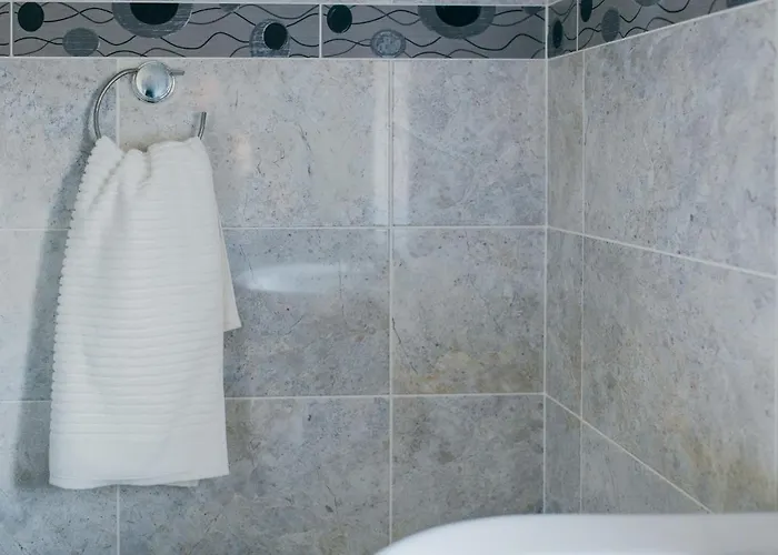 Rookwood House - Spacious With Free Parking - Short * Leeds (West Yorkshire)